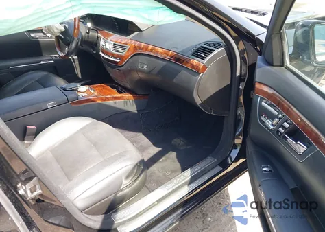 2010 Mercedes-Benz S 550 z USA, uszkodzony, nr VIN WDDNG7BB7AA349375